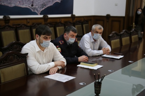 Вопросы транспортных ограничений для въезжающих в город Дербент и покидающих его пределы обсудили на заседании оперативного штаба