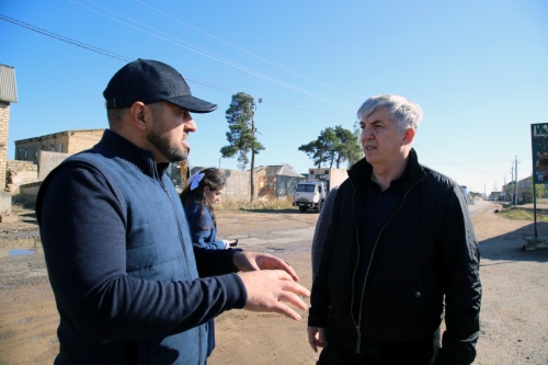 Хизри Абакаров выехал на улицу Шеболдаева, где образовалась большая лужа после дождя