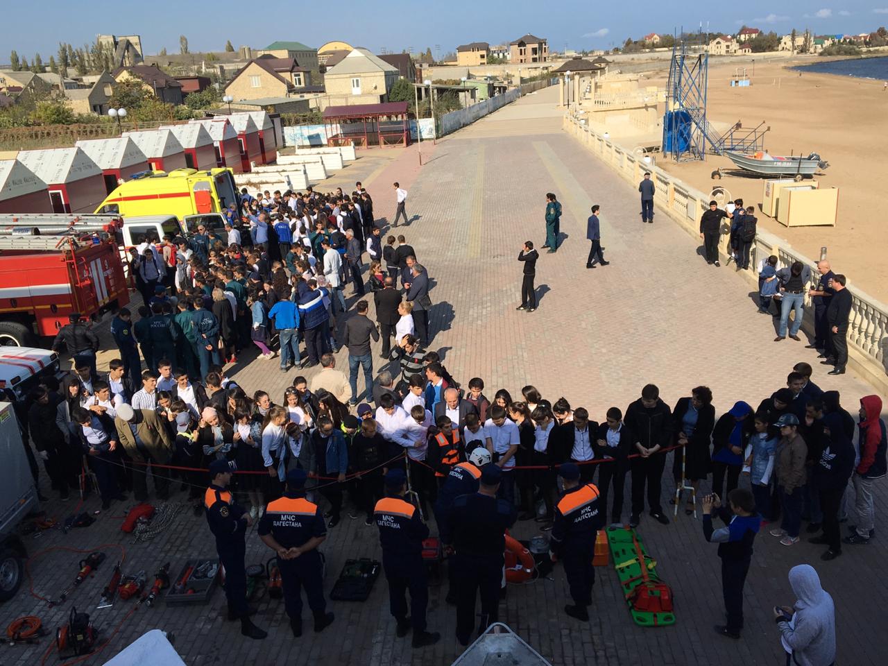 Выставка спасательной техники оборудования и инструментов на территории городской набережной