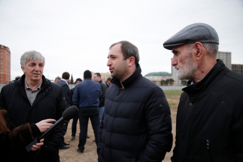 Хизри Абакаров осмотрел земельные участки, где запланировано строительство детских садов на 200 и 250 мест