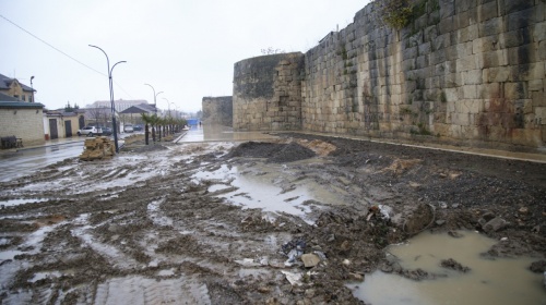 Рустамбек Пирмагомедов поручил продолжать работы по благоустройству пешеходной зоны по улице Мамедбекова, не смотря на непогоду