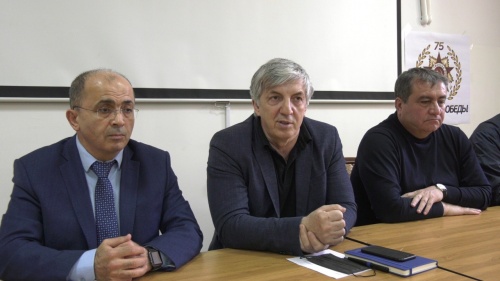 Мэр Дербента Хизри Абакаров встретился с врачами - инфекционистами по вопросу мер, которые предпринимаются для защиты от коронавирусной инфекции